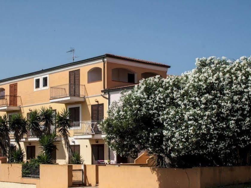 Residence Le Pavoncelle Santa Teresa Gallura Exterior photo